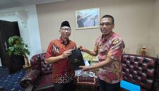 Poto: Ketua PWI Lampung Wirahadikusumah Saat menyerahkan batik HPN kepda Gubernur ( dok PWI Lampung).