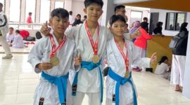 Tiga atlet asal perguruan
Inkado Star Prestige Lampung Selatan yang berhasil raih Emas kata beregu pemula di Kejurprov Karate Gubernur Cup V 2026 
(Poto Lim)