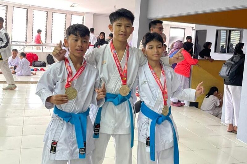 Tiga atlet asal perguruan
Inkado Star Prestige Lampung Selatan yang berhasil raih Emas kata beregu pemula di Kejurprov Karate Gubernur Cup V 2026 
(Poto Lim)