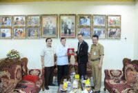 Ketua Umum KONI Lampung, Taufik Hidayat, didampingi Wakil Ketua Umum Achmad Crisna Putra saat menyerahkan cindramata kepada Rektor Universitas Teknokrat Indonesia, Dr. H. M. Nasrullah Yusuf, SE, MBA ( dok Koni Lampung).