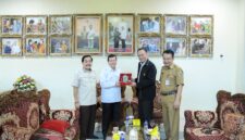 Ketua Umum KONI Lampung, Taufik Hidayat, didampingi Wakil Ketua Umum Achmad Crisna Putra saat menyerahkan cindramata kepada Rektor Universitas Teknokrat Indonesia, Dr. H. M. Nasrullah Yusuf, SE, MBA ( dok Koni Lampung).