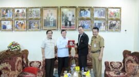 Ketua Umum KONI Lampung, Taufik Hidayat, didampingi Wakil Ketua Umum Achmad Crisna Putra saat menyerahkan cindramata kepada Rektor Universitas Teknokrat Indonesia, Dr. H. M. Nasrullah Yusuf, SE, MBA ( dok Koni Lampung).
