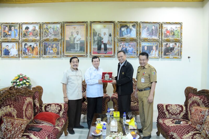 Ketua Umum KONI Lampung, Taufik Hidayat, didampingi Wakil Ketua Umum Achmad Crisna Putra saat menyerahkan cindramata kepada Rektor Universitas Teknokrat Indonesia, Dr. H. M. Nasrullah Yusuf, SE, MBA ( dok Koni Lampung).