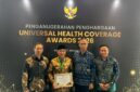 Wakil Bupati Lampung Selatan M.Syaiful Anwar foto bersama dengan Plt Kepala Dinas Kesehatan Lamsel Devi Arminanto usai menerima penghargaan UHC Award 2026. (Foto.Dinkes Lamsel)
