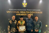Wakil Bupati Lampung Selatan M.Syaiful Anwar foto bersama dengan Plt Kepala Dinas Kesehatan Lamsel Devi Arminanto usai menerima penghargaan UHC Award 2026. (Foto.Dinkes Lamsel)