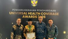 Wakil Bupati Lampung Selatan M.Syaiful Anwar foto bersama dengan Plt Kepala Dinas Kesehatan Lamsel Devi Arminanto usai menerima penghargaan UHC Award 2026. (Foto.Dinkes Lamsel)