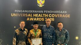 Wakil Bupati Lampung Selatan M.Syaiful Anwar foto bersama dengan Plt Kepala Dinas Kesehatan Lamsel Devi Arminanto usai menerima penghargaan UHC Award 2026. (Foto.Dinkes Lamsel)