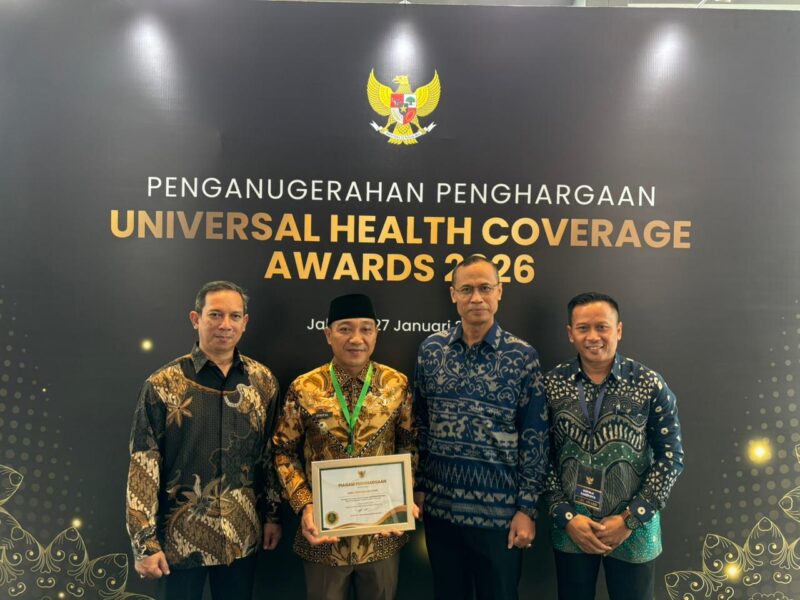 Wakil Bupati Lampung Selatan M.Syaiful Anwar foto bersama dengan Plt Kepala Dinas Kesehatan Lamsel Devi Arminanto usai menerima penghargaan UHC Award 2026. (Foto.Dinkes Lamsel)