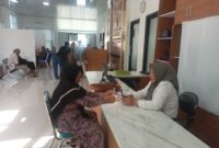 Kasi Penyelenggara Haji dan Umrah Kemenag Lampung Selatan Marwiyah Amin memberikan pelayanan kepada JCH. (Foto.Juwantoro)