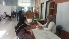 Kasi Penyelenggara Haji dan Umrah Kemenag Lampung Selatan Marwiyah Amin memberikan pelayanan kepada JCH. (Foto.Juwantoro)