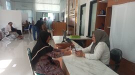 Kasi Penyelenggara Haji dan Umrah Kemenag Lampung Selatan Marwiyah Amin memberikan pelayanan kepada JCH. (Foto.Juwantoro)