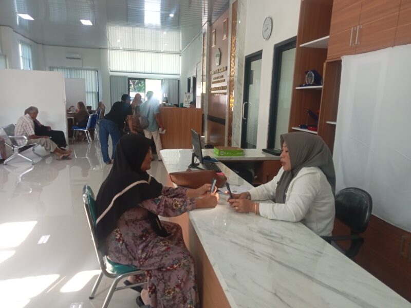 Kasi Penyelenggara Haji dan Umrah Kemenag Lampung Selatan Marwiyah Amin memberikan pelayanan kepada JCH. (Foto.Juwantoro)