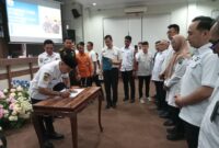 Wakil Bupati Lampung Selatan M.Syaiful Anwar tandatangani berita acara forum konsultasi publik. (Foto.Juwantoro)