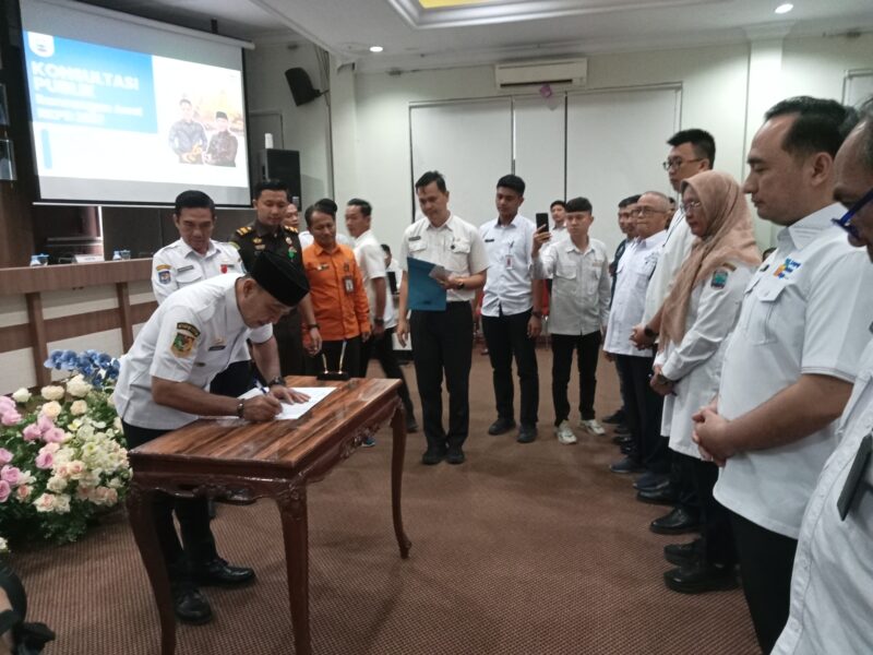 Wakil Bupati Lampung Selatan M.Syaiful Anwar tandatangani berita acara forum konsultasi publik. (Foto.Juwantoro)