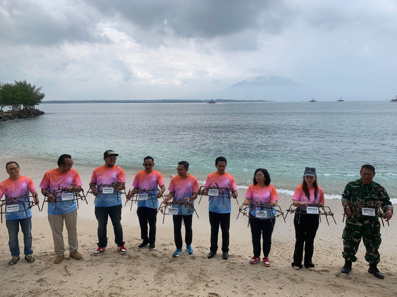 Direktur PT.KLTD dan Jajaran Pemkab Lamsel tengah bersiap tanam Terumbu Karang. Foto.Ist