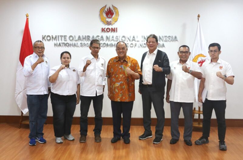 Ketua KONI Pusat Letnan Jenderal TNI (Purn.) Marciano Norman,bersama ketua Dan pengurus SIWO Pusat )ist)