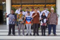 Poto: Poto bersama  Ketua Umum KONI Lampung, Taufik Hidayat, Ketua Pengprov Gulat Lampung Mahtub Djaiz dan jajaran (dok KONI Lampung)