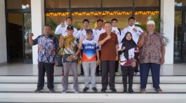 Poto: Poto bersama  Ketua Umum KONI Lampung, Taufik Hidayat, Ketua Pengprov Gulat Lampung Mahtub Djaiz dan jajaran (dok KONI Lampung)
