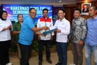 Disaksikan ketua SIWO Pusat Suryansyah, ketua Sidang menyerahkan berkas Tuan rumah Porwanas kepada Ketua SIWO Lampung Muslim
(Ist)