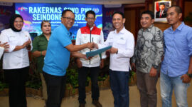 Disaksikan ketua SIWO Pusat Suryansyah, ketua Sidang menyerahkan berkas Tuan rumah Porwanas kepada Ketua SIWO Lampung Muslim
(Ist)