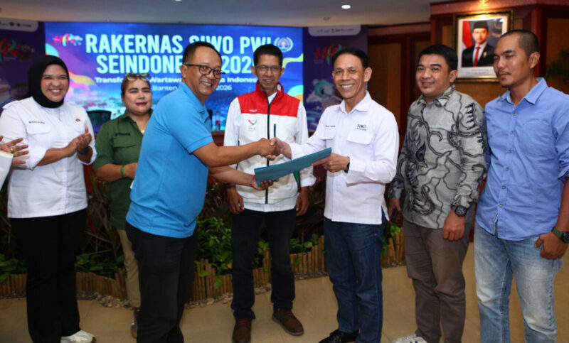 Disaksikan ketua SIWO Pusat Suryansyah, ketua Sidang menyerahkan berkas Tuan rumah Porwanas kepada Ketua SIWO Lampung Muslim
(Ist)