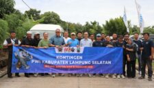 Wakil Bupati Lampung Selatan Syaiful Anwar lepas pengurus PWI Lampung Selatan ke Banten untuk mengikuti HPN 2026. (Foto.Ist)