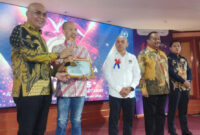 Ketua Umum PWI Pusat Akhmad Munir menyerahkan penghargaan kepada atlet, pelatih, hingga tokoh olahraga yang dinilai berjasa mengharumkan nama Indonesia melalui prestasi dan pembinaan olahraga. ( dok SIWO Pusat)