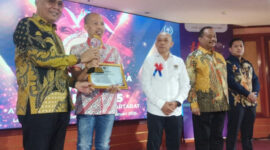 Ketua Umum PWI Pusat Akhmad Munir menyerahkan penghargaan kepada atlet, pelatih, hingga tokoh olahraga yang dinilai berjasa mengharumkan nama Indonesia melalui prestasi dan pembinaan olahraga. ( dok SIWO Pusat)