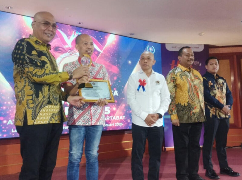 Ketua Umum PWI Pusat Akhmad Munir menyerahkan penghargaan kepada atlet, pelatih, hingga tokoh olahraga yang dinilai berjasa mengharumkan nama Indonesia melalui prestasi dan pembinaan olahraga. ( dok SIWO Pusat)