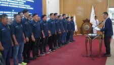 Poto Ketua KONI Lampung saat melantik pengurus KONI Way Kanan 