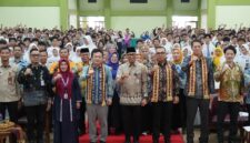 Poto bersama Rahmat Mirzani Djausal usai membuka kegiatan Sosialisasi Peluang Kerja Sektor Konstruksi Jepang bagi siswa/i SMA/SMK se-Provinsi Lampung ( dok Doskominfotik Prov Lampung).