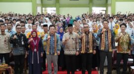 Poto bersama Rahmat Mirzani Djausal usai membuka kegiatan Sosialisasi Peluang Kerja Sektor Konstruksi Jepang bagi siswa/i SMA/SMK se-Provinsi Lampung ( dok Doskominfotik Prov Lampung).