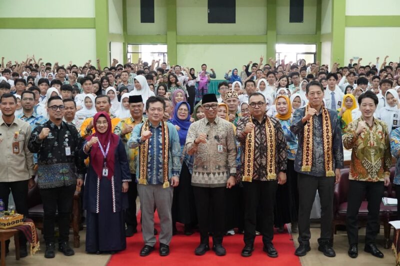Poto bersama Rahmat Mirzani Djausal usai membuka kegiatan Sosialisasi Peluang Kerja Sektor Konstruksi Jepang bagi siswa/i SMA/SMK se-Provinsi Lampung ( dok Doskominfotik Prov Lampung).