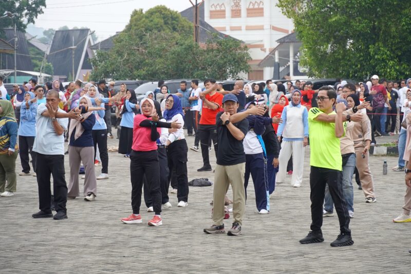 Poto: Senam bersama bagian dari rangkaian Hari Ulang Tahun (HUT) ke-62 Provinsi Lampung.
(Dok: Diskominfotik Provinsi Lampung)
