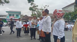 Bupati Lampung Selatan Radityo Egi Pratama serahkan SK Plt Kepala Dinas Pendidikan Lamsel kepada Syaifulloh. (Foto.Juwantoro)