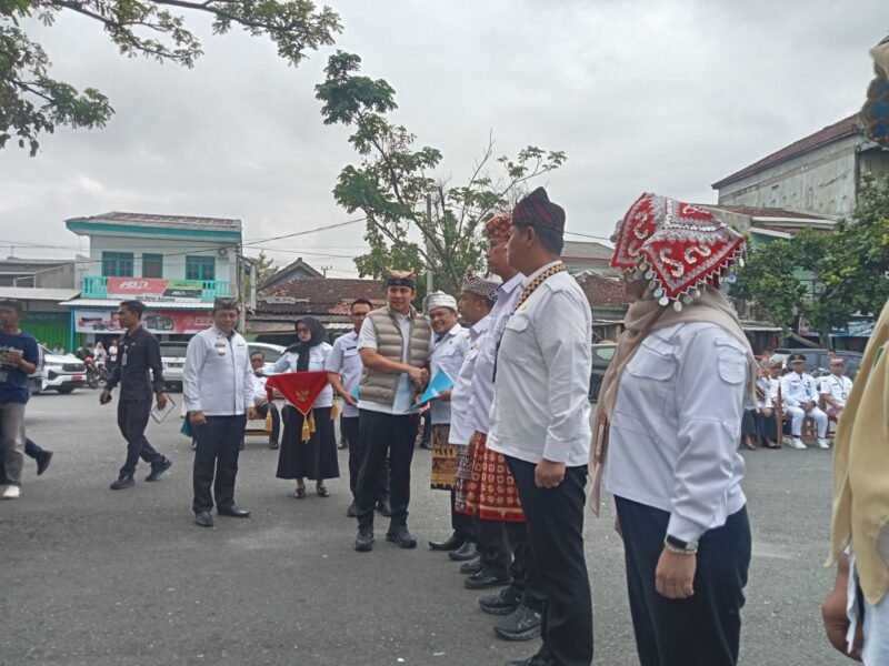 Bupati Lampung Selatan Radityo Egi Pratama serahkan SK Plt Kepala Dinas Pendidikan Lamsel kepada Syaifulloh. (Foto.Juwantoro)