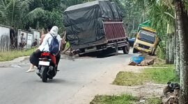 Dua mobil sarat muatan berlebih akibatkan jalan raya Desa Kekiling, Kecamatan Penengahan, Lamsel putus. (Foto.Juwantoro)