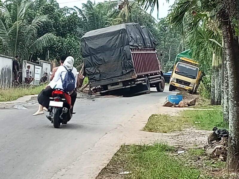 Dua mobil sarat muatan berlebih akibatkan jalan raya Desa Kekiling, Kecamatan Penengahan, Lamsel putus. (Foto.Juwantoro)