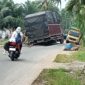 Dua mobil sarat muatan berlebih akibatkan jalan raya Desa Kekiling, Kecamatan Penengahan, Lamsel putus. (Foto.Juwantoro)
