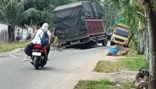Dua mobil bermuatan berlebih akibatkan jalan rusak dan arus lalu lintas putus. (Foto.Juwantoro)