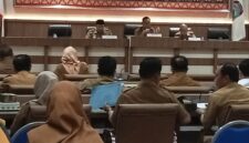 Asisten Bidang Pemerintahan dan Kesra Setdakab Lampung Selatan M.Darmawan pimpin rapat pembahasan safari Ramadhan. (Foto.Juwantoro)