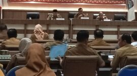 Asisten Bidang Pemerintahan dan Kesra Setdakab Lampung Selatan M.Darmawan pimpin rapat pembahasan safari Ramadhan. (Foto.Juwantoro)