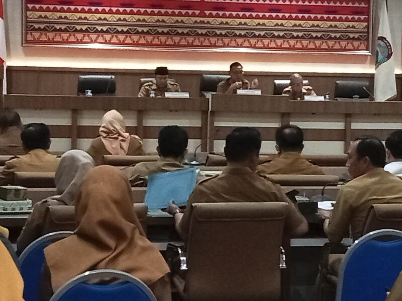 Asisten Bidang Pemerintahan dan Kesra Setdakab Lampung Selatan M.Darmawan pimpin rapat pembahasan safari Ramadhan. (Foto.Juwantoro)