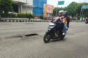 Poto: Tampak jelan berlubang yang membahayakan pengendara (dedi)