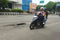 Poto: Tampak jelan berlubang yang membahayakan pengendara (dedi)