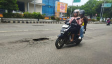 Poto: Tampak jelan berlubang yang membahayakan pengendara (dedi)