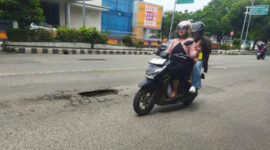 Poto: Tampak jelan berlubang yang membahayakan pengendara (dedi)