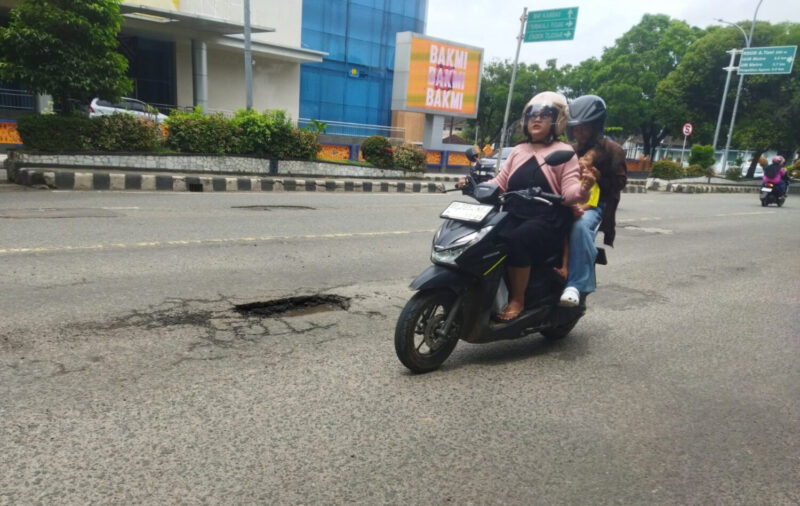 Poto: Tampak jelan berlubang yang membahayakan pengendara (dedi)