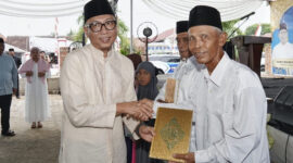 Poto: Gubernur lampung serahkan bantuan pembangunan mesjid dan santunan Anak yatim ( dok Diskominfo Prov Lampung).