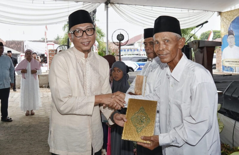 Poto: Gubernur lampung serahkan bantuan pembangunan mesjid dan santunan Anak yatim ( dok Diskominfo Prov Lampung).